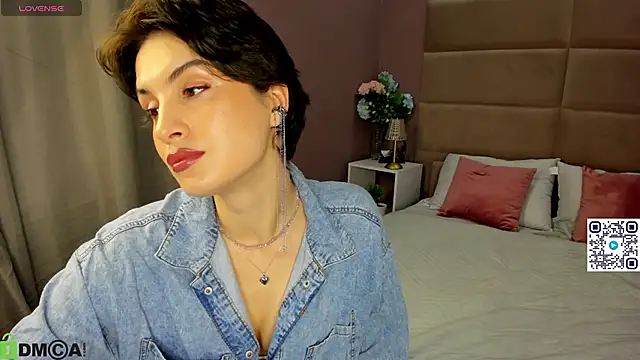 Adeline Perle online show from 10.05.25