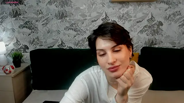 Adeline Perle online show from 10.08.25