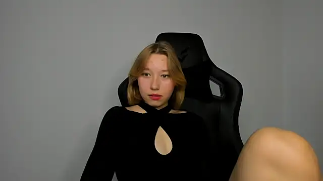 Snapshot of Agatha_May chatting on 10.10.25 Agatha May online show from 10.10.25