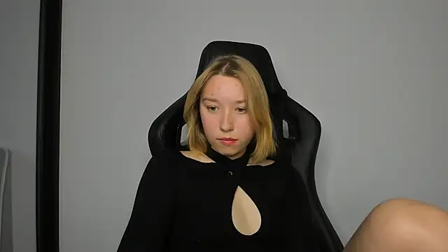 Snapshot of Agatha_May chatting on 10.11.25 Agatha May online show from 10.11.25