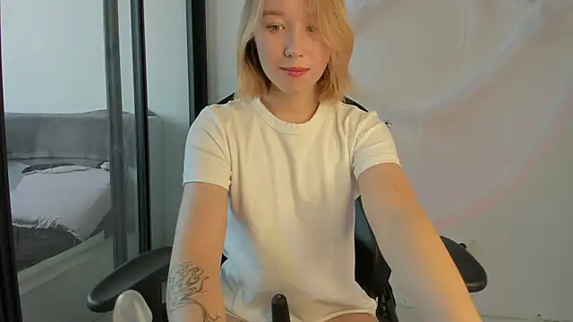 Snapshot of Agatha_May chatting on 10.27.25 Agatha May online show from 10.27.25