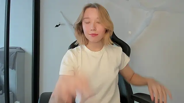 Snapshot of Agatha_May chatting on 10.29.25 Agatha May online show from 10.29.25