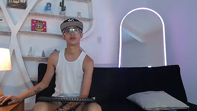 PRETTY FEM online show from 09.22.25