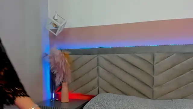 Snapshot of molly_zanderbond_ chatting on 10.18.25 molly zanderbond online show from 10.18.25