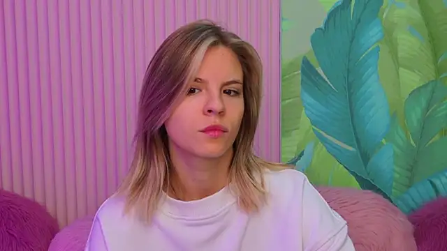 Snapshot of KiaraRolls chatting on 10.05.25 KiaraRolls online show from 10.05.25