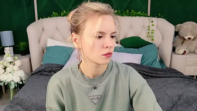 Snapshot of KiaraRolls chatting on 10.17.25 KiaraRolls online show from 10.17.25