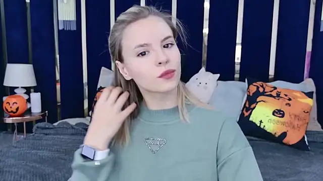 Snapshot of KiaraRolls chatting on 10.24.25 KiaraRolls online show from 10.24.25