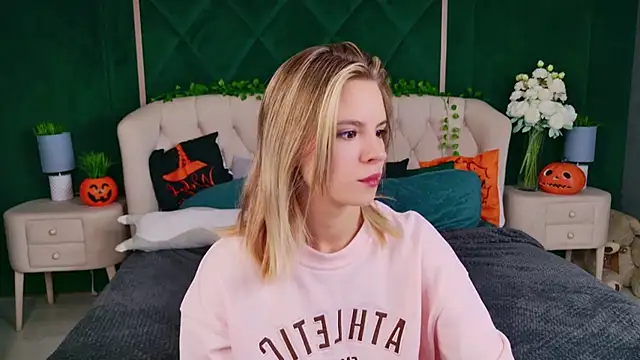 Snapshot of KiaraRolls chatting on 10.26.25 KiaraRolls online show from 10.26.25