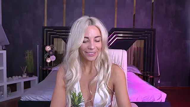 Snapshot of BellaRayyy chatting on 09.28.25 BellaRayyy online show from 09.28.25