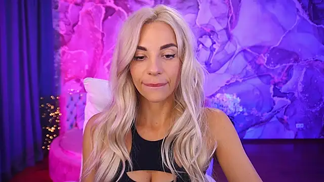 Snapshot of BellaRayyy chatting on 10.13.25 BellaRayyy online show from 10.13.25