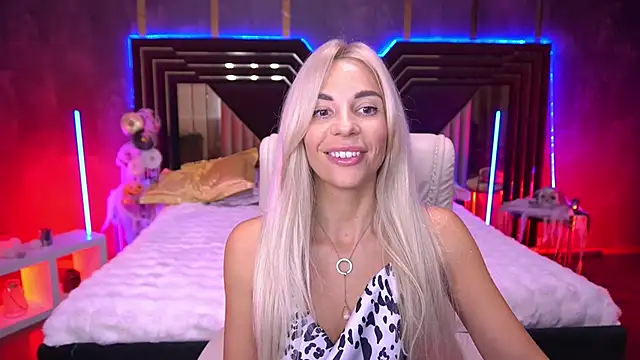 Snapshot of BellaRayyy chatting on 10.27.25 BellaRayyy online show from 10.27.25