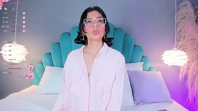 Snapshot of AlassiaHocthner chatting on 10.21.25 AlassiaHocthner online show from 10.21.25