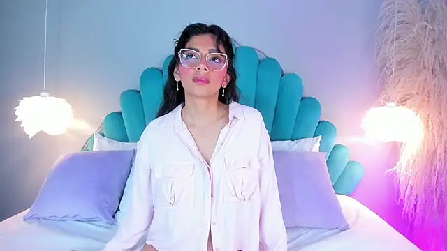 Snapshot of AlassiaHocthner chatting on 10.27.25 AlassiaHocthner online show from 10.27.25