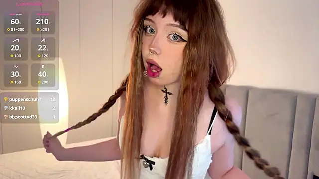 Snapshot of RileyVice chatting on 10.24.25 RileyVice online show from 10.24.25