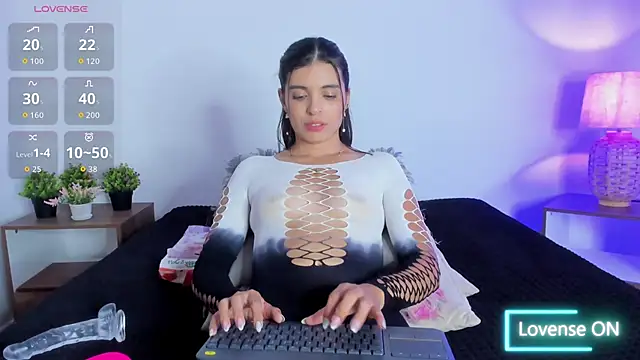 Snapshot of hailey_hadid chatting on 09.24.25 hailey hadid online show from 09.24.25