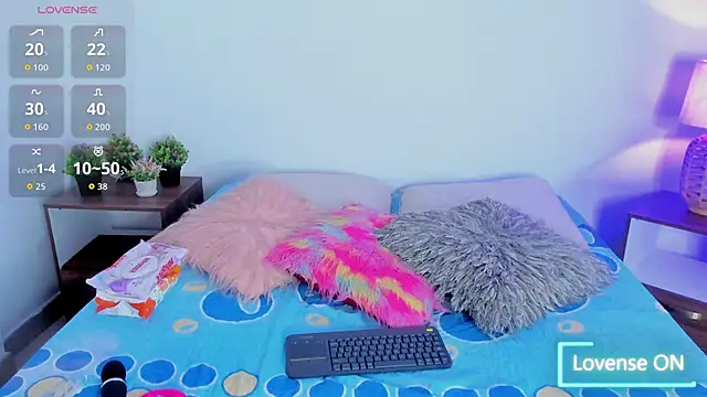 Snapshot of hailey_hadid chatting on 09.29.25 hailey hadid online show from 09.29.25