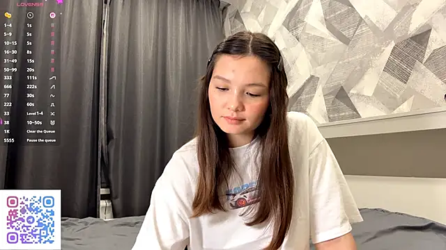 Snapshot of KiraVelvet chatting on 10.13.25 KiraVelvet online show from 10.13.25