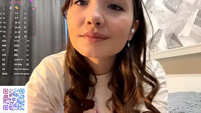 Snapshot of KiraVelvet chatting on 10.21.25 KiraVelvet online show from 10.21.25