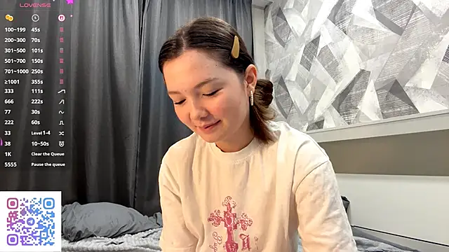 Snapshot of KiraVelvet chatting on 10.26.25 KiraVelvet online show from 10.26.25