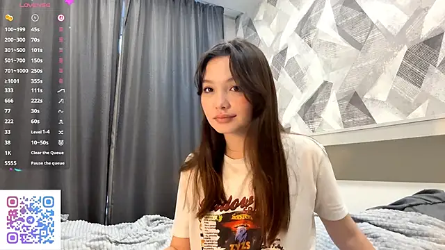 Snapshot of KiraVelvet chatting on 10.27.25 KiraVelvet online show from 10.27.25