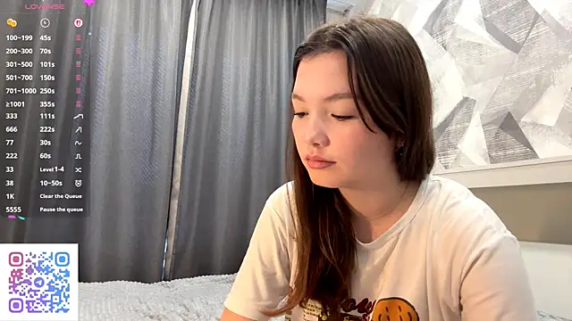 Snapshot of KiraVelvet chatting on 10.28.25 KiraVelvet online show from 10.28.25