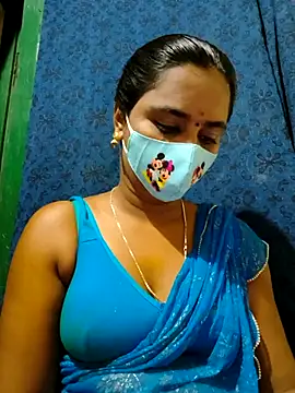 Snapshot of mini-queen chatting on 09.09.25 mini-queen online show from 09.09.25