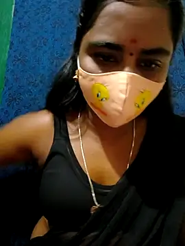 Snapshot of mini-queen chatting on 09.10.25 mini-queen online show from 09.10.25