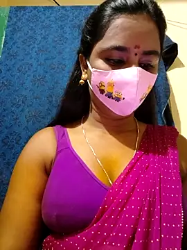 Snapshot of mini-queen chatting on 09.12.25 mini-queen online show from 09.12.25