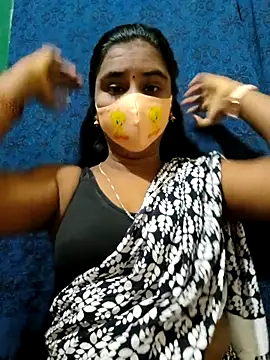 Snapshot of mini-queen chatting on 09.16.25 mini-queen online show from 09.16.25