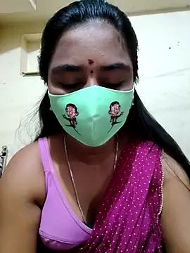 Snapshot of mini-queen chatting on 09.28.25 mini-queen online show from 09.28.25