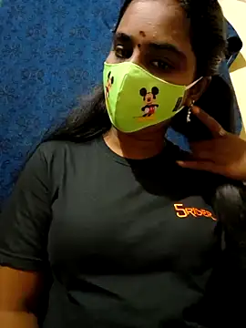 Snapshot of mini-queen chatting on 10.03.25 mini-queen online show from 10.03.25