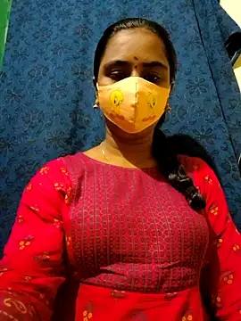 Snapshot of mini-queen chatting on 10.04.25 mini-queen online show from 10.04.25