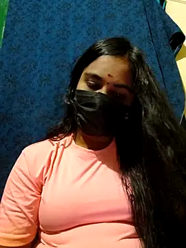 Snapshot of mini-queen chatting on 10.05.25 mini-queen online show from 10.05.25