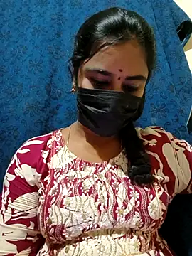 Snapshot of mini-queen chatting on 10.07.25 mini-queen online show from 10.07.25