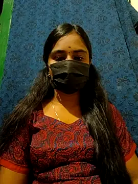 Snapshot of mini-queen chatting on 10.09.25 mini-queen online show from 10.09.25