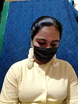 Snapshot of mini-queen chatting on 10.11.25 mini-queen online show from 10.11.25