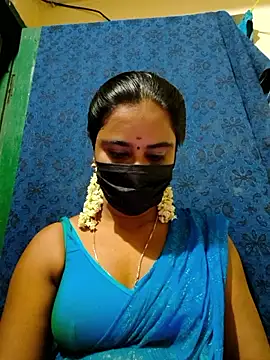 Snapshot of mini-queen chatting on 10.11.25 mini-queen online show from 10.11.25