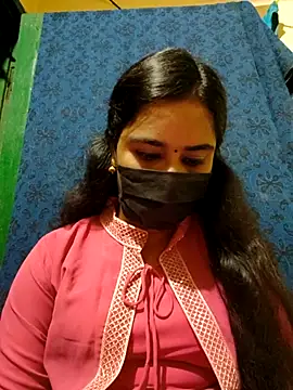 Snapshot of mini-queen chatting on 10.12.25 mini-queen online show from 10.12.25