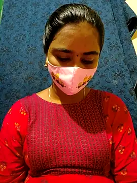 Snapshot of mini-queen chatting on 10.19.25 mini-queen online show from 10.19.25