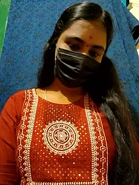 Snapshot of mini-queen chatting on 10.25.25 mini-queen online show from 10.25.25