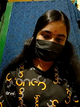 Snapshot of mini-queen chatting on 10.28.25 mini-queen online show from 10.28.25