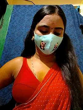 Snapshot of mini-queen chatting on 10.30.25 mini-queen online show from 10.30.25