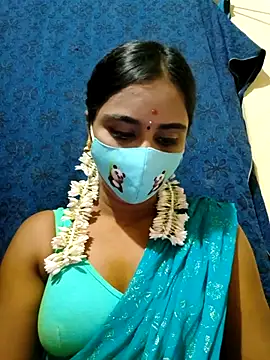 Snapshot of mini-queen chatting on 10.31.25 mini-queen online show from 10.31.25