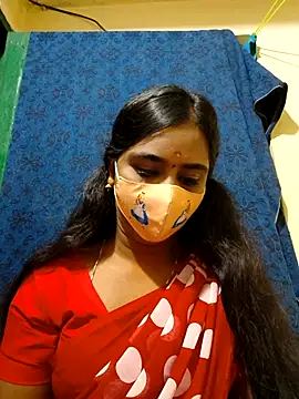 Snapshot of mini-queen chatting on 11.03.25 mini-queen online show from 11.03.25