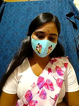 Snapshot of mini-queen chatting on 11.05.25 mini-queen online show from 11.05.25