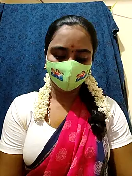 Snapshot of mini-queen chatting on 11.11.25 mini-queen online show from 11.11.25