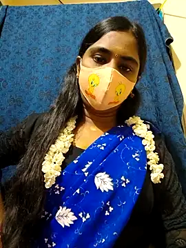 Snapshot of mini-queen chatting on 11.12.25 mini-queen online show from 11.12.25