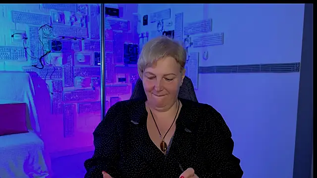 Snapshot of MaryMogan chatting on 10.03.25 MaryMogan online show from 10.03.25