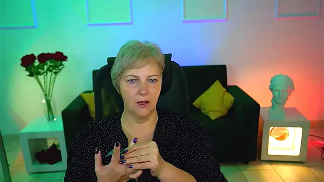 Snapshot of MaryMogan chatting on 10.15.25 MaryMogan online show from 10.15.25