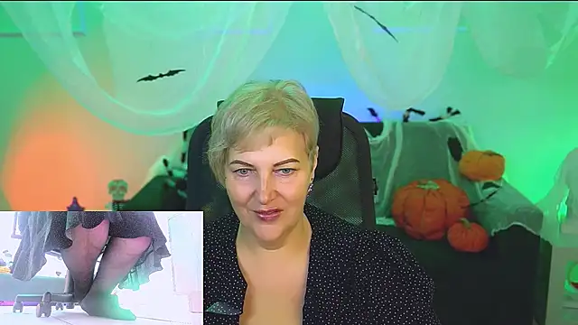 Snapshot of MaryMogan chatting on 10.21.25 MaryMogan online show from 10.21.25